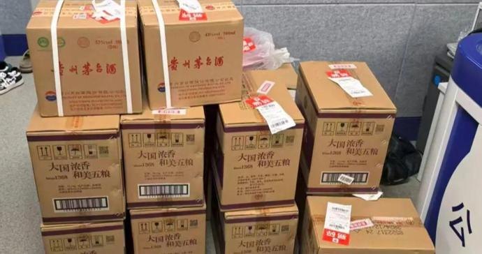 上海夫妻狂收15箱茅台五粮液，不清点不验货！快递小哥当场起疑，结果立功了